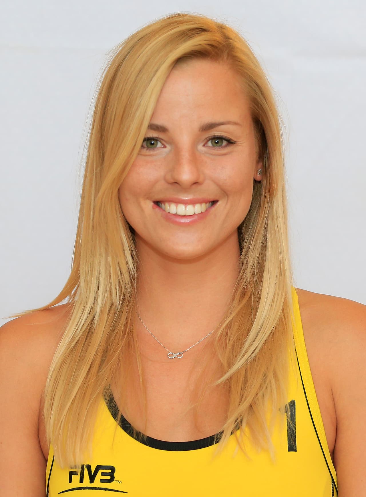 A sus 28 años, Marketa Slukova es una gran figura del deporte en República Checa. La jugadora es la más exitosa en la historia del voley playa en ese país e incluso clasificó a los pasados Juegos Olímpicos en Río-2016. A su talento, le suma una belleza, que compuesta con un hermoso rostro y cuerpo atlético la hacen difícil de olvidar en el mundo deporte.