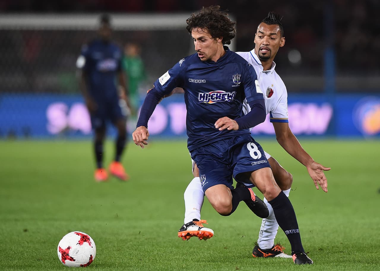 Aunque los nipones merodeaban el área de los "Navy Blue", la primera ocasión clara fue para los visitantes con un fuerte disparo desde la frontal del argentino Emiliano Tade que detuvo el portero nipón.