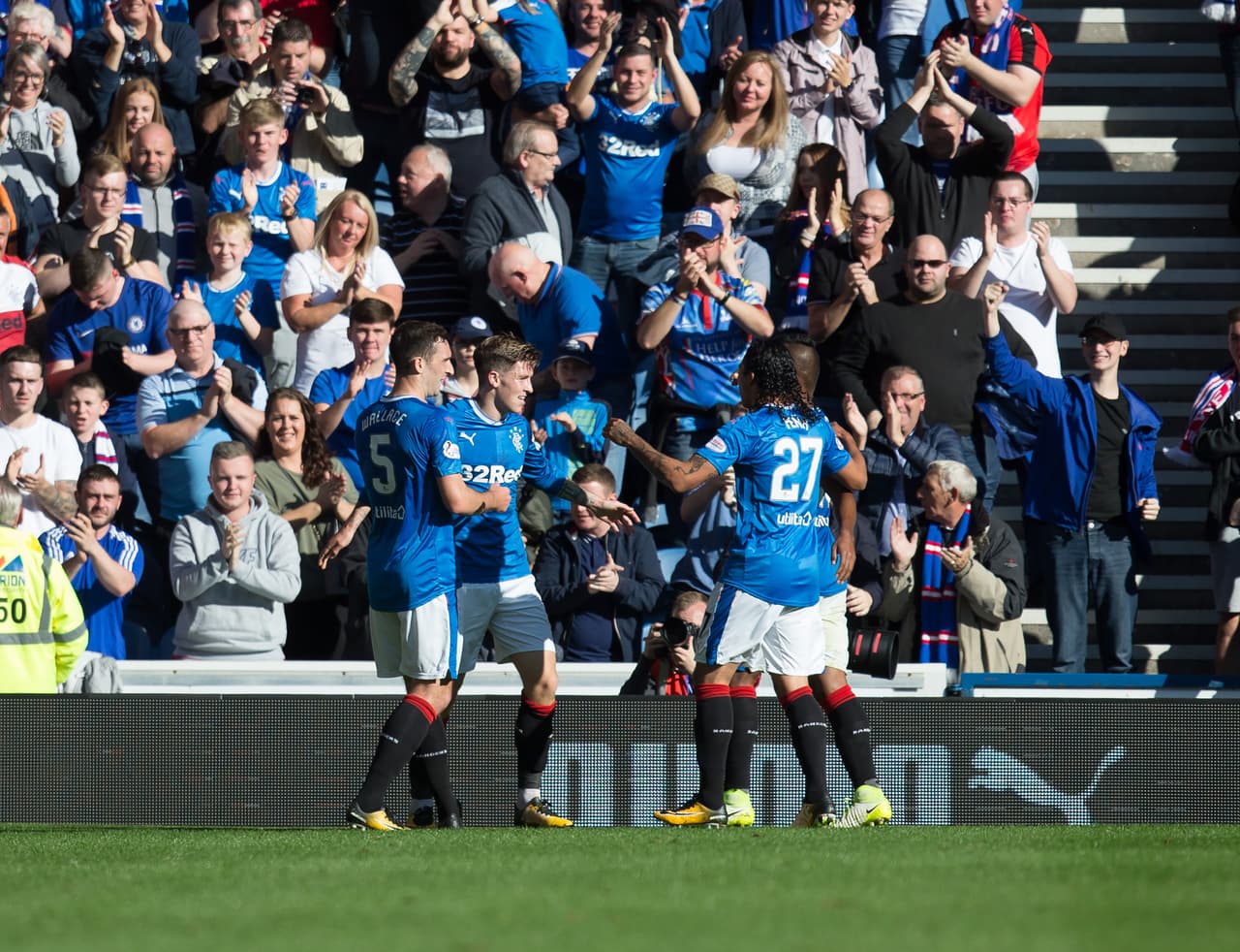 <b>Viernes 15 de septiembre - 3:45 p.m.ET/1:45 p.m.CT/10:45 a.m.PT: </b>los Rangers de Glasgow visitan al Partick Thistle en la jornada 6 del Premiership. 
<b>Carlos <i>Gullit </i>Peña </b>llega de marcar su primer gol en Escocia, mientras que 
<b>Eduardo Herrera </b>no ha sido tenido en cuenta, lo suficiente, en la Liga.