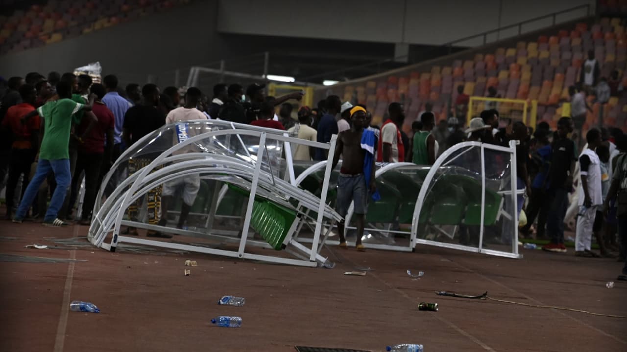 Fans nigerianos invaden cancha, golpean jugadores y destruyen bancas