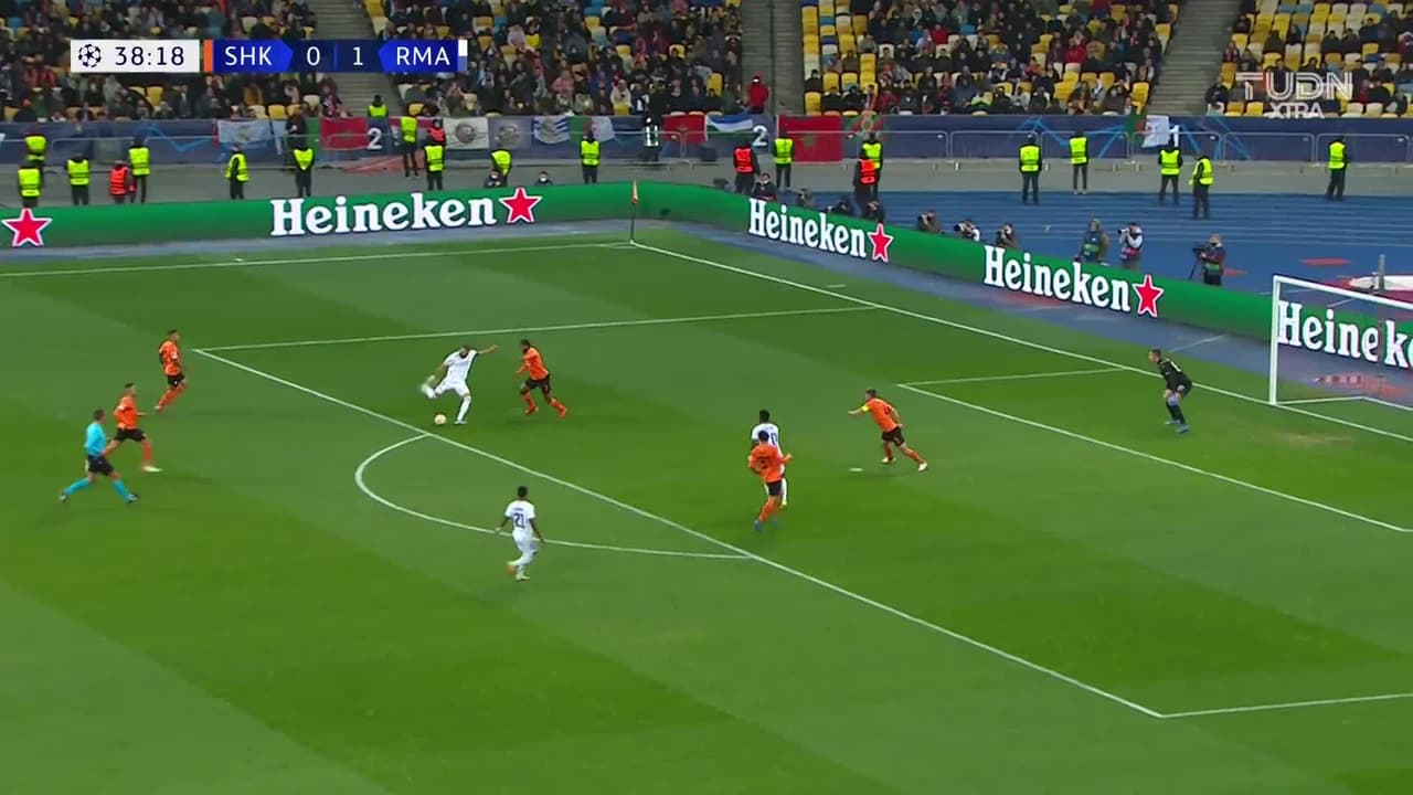 ¡TIRO ATAJADO! disparo por Karim Benzema.