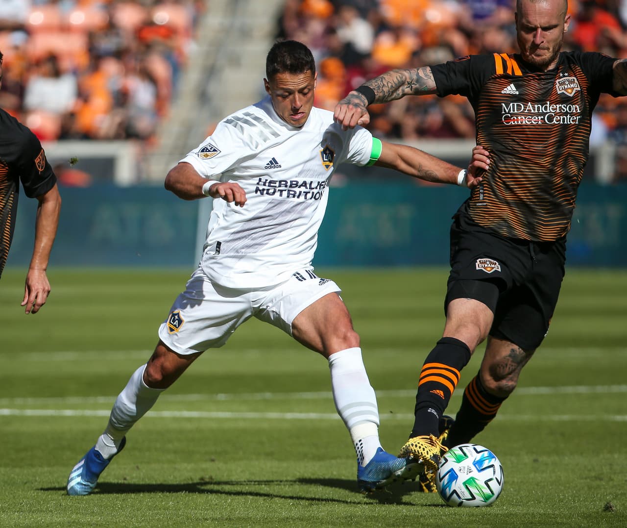 Houston Dynamo contuvo al LA Galaxy de 'Chicharito' Hernández en la Semana 1. El central Kiki Struna hizo una buena tarea al controlar al delantero mexicano.