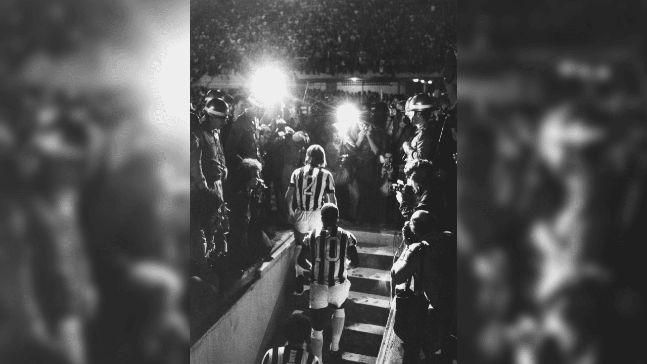 En 1969, el Santos de Brasil realizó una gira por África. Nigeria vivía una situación crítica, inmerso en un conflicto bélico, conocido como la Guerra de Biafra o la Guerra Civil nigeriana.