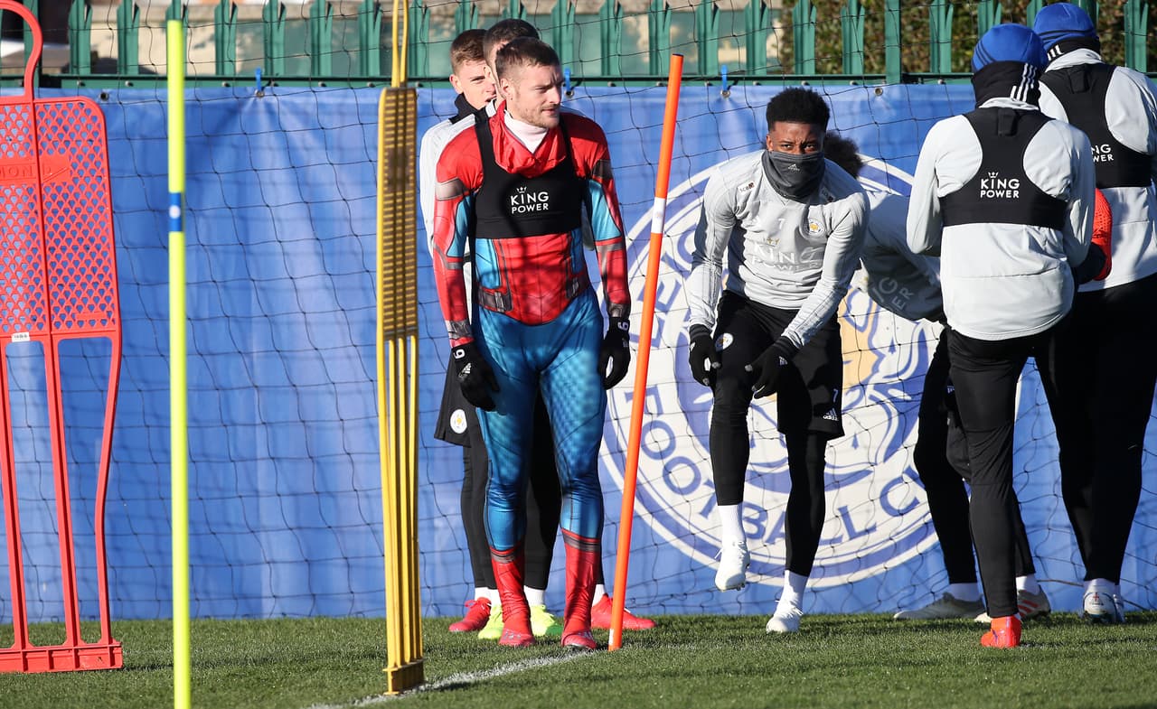 Vardy se mantuvo con el atuendo por casi toda la práctica.