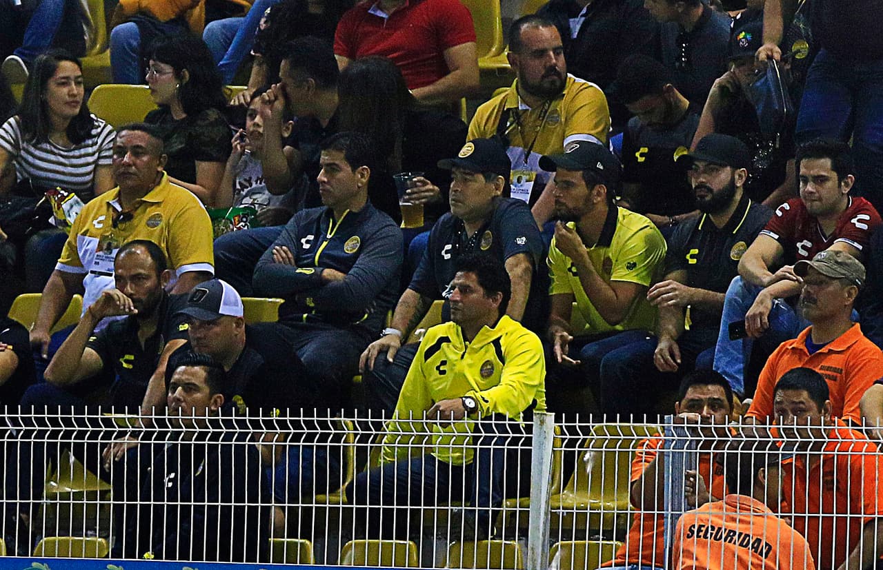 Diego Armando Maradona director tecnico de Dorados (centro), tuvo que ver el partido desde la tribuna al estar suspendido.