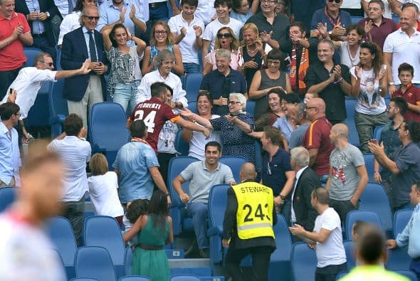 En su trayecto por las gradas la afición se acercaba a el delantero para festejar la segunda anotación.