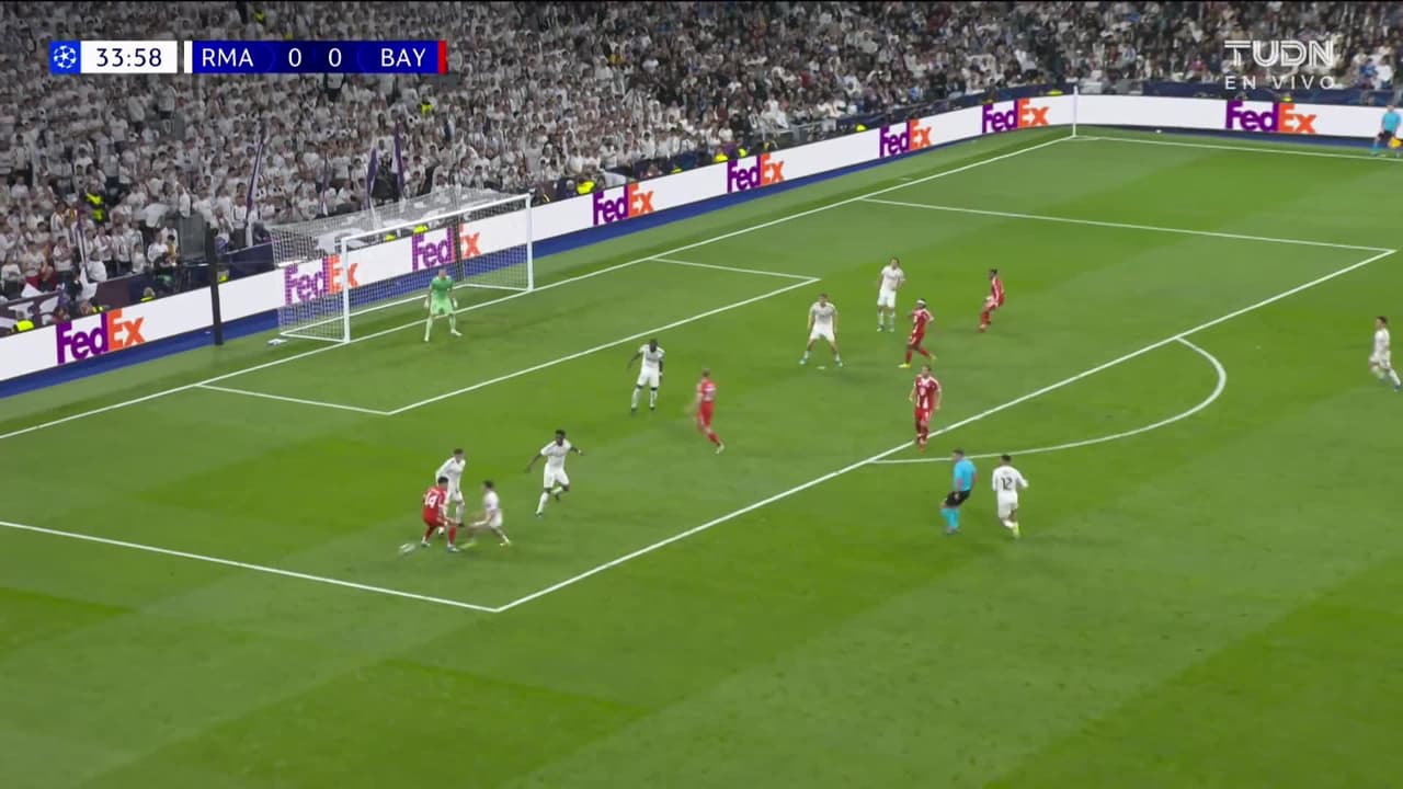 ¡TIRO ATAJADO! disparo por Vinícius Júnior.