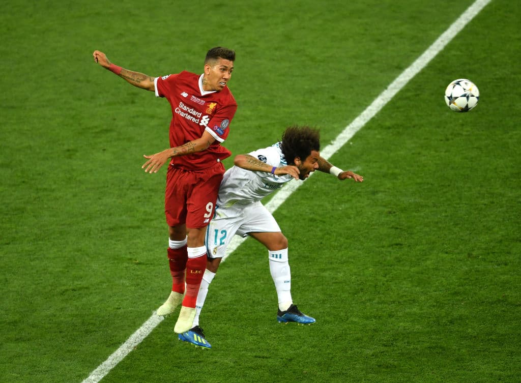 La lucha comenzó intensa en el segundo medio, aquí el duelo entre brasileños, Roberto Firmino de los Reds y Marcelo de los blancos. Tratando de establecer condiciones a favor de sus clubes.