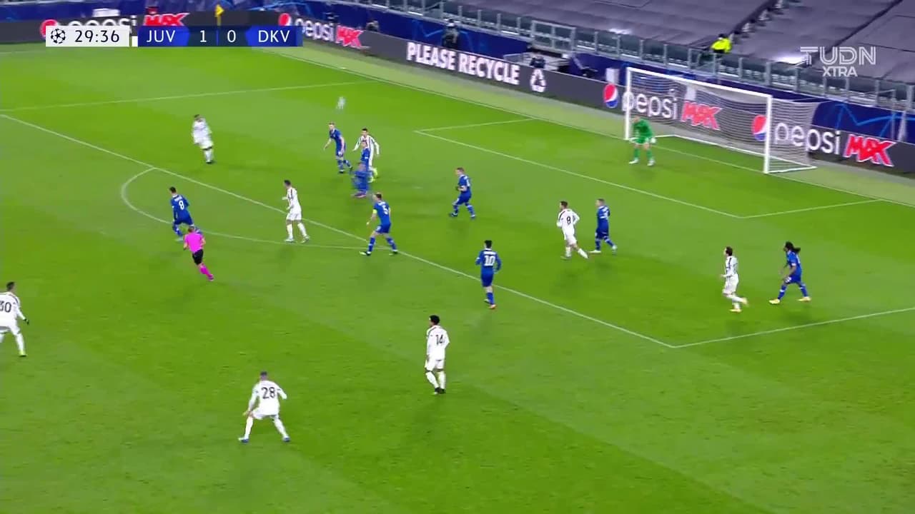 ¡CERCA! Cristiano Ronaldo disparó que se estrella en el poste.