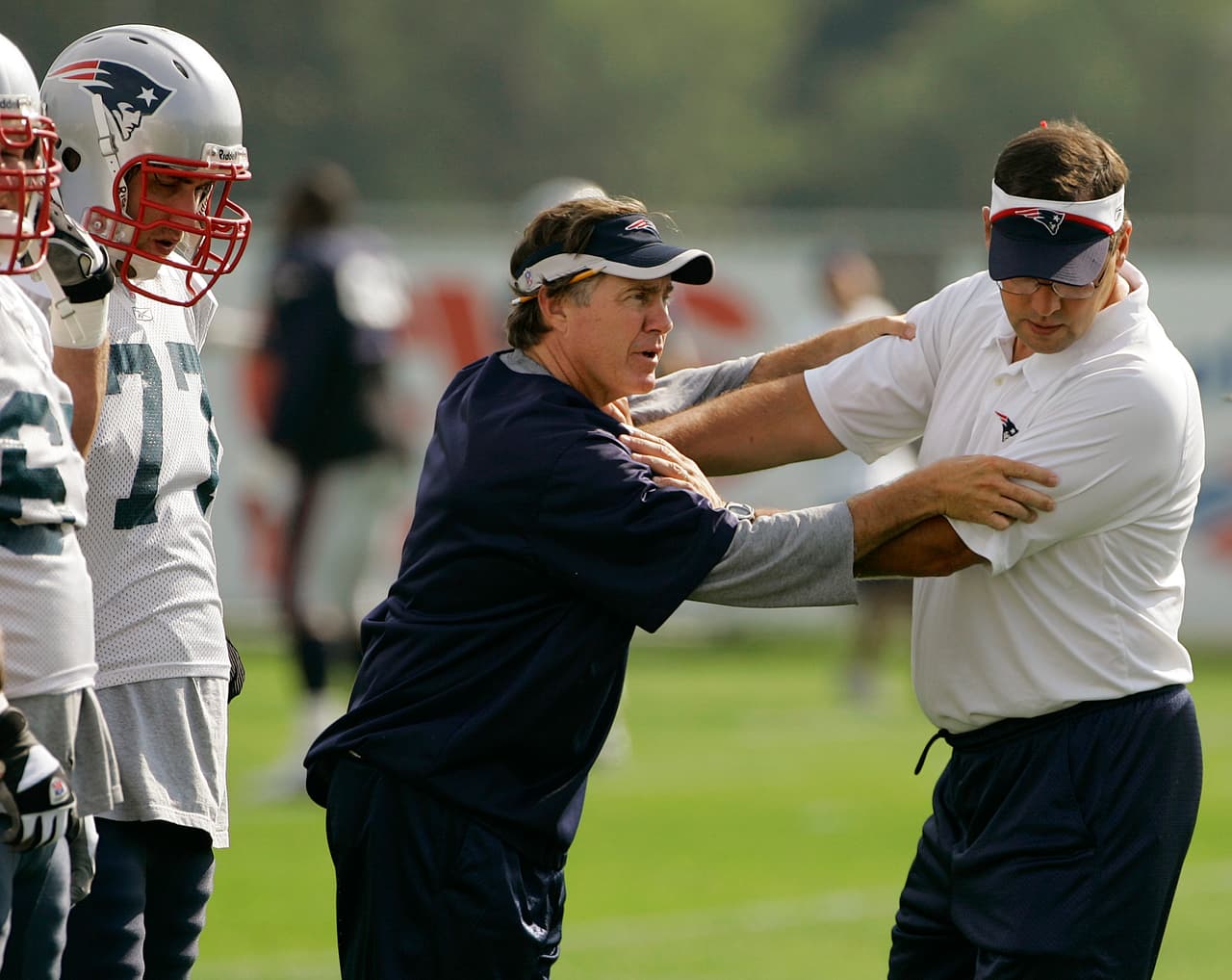 <b>No basta la teoría, es necesaria la práctica</b>
<br>En algunas veces, Belichick ha sido captado en los 
<i>trainning camps</i> de los Patriots, representando las jugadas que quiere ejemplificar mediante sus movimientos con los coordinadores de otras posiciones.