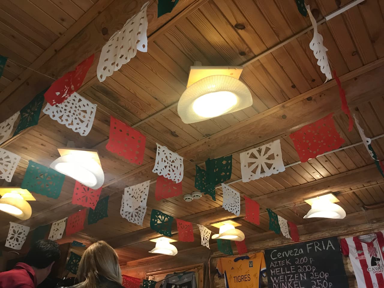 Los sombreros típicos y el papel picado no podían faltar para darle un toque más mexicano al lugar.