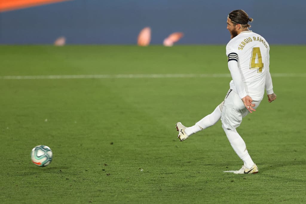 Sergio Ramos patea, anota y llega a nueve tantos en lo que va del torneo.