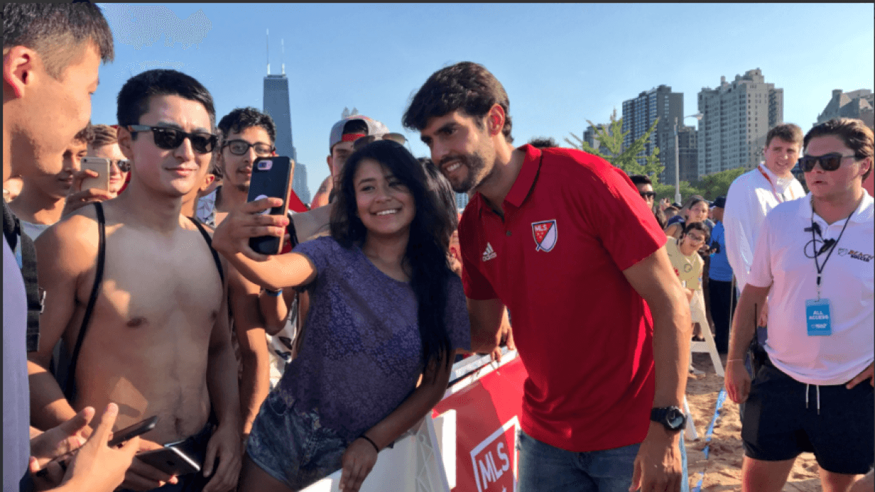 Kaká se hizo presente con los aficionados mientras tomaba el rol de espectador para el torneo un Beach Soccer.