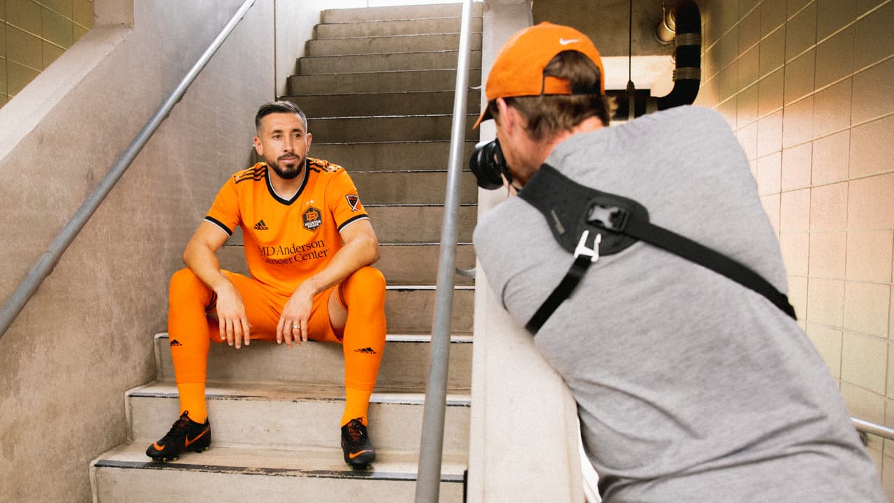 El internacional mexicano estará acompañado por el propietario del club -Ted Segal-, el gerente general del equipo -Pat Onstad-, y el entrenador Paulo Nagamura.
<br>