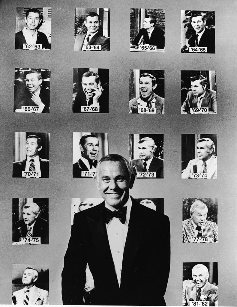 Fue anfitrión de la friolera cinco veces, con cuatro consecutivas. El rey de la noche fue, como era de esperar, un gran anfitrión para los premios de la Academia, llevando al escenario la gran relación que tenía con las estrellas.