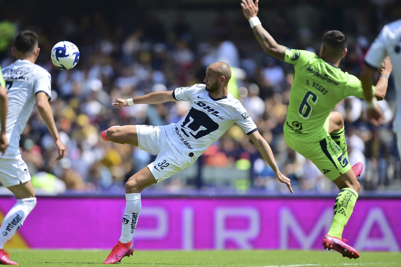 Tijerita descompuesta de Carlos González que se va por encima de la portería de Malagón. El remate no fue del todo bueno.