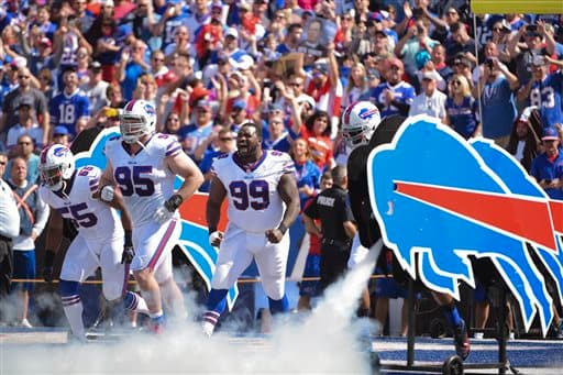Los Buffalo Bills no pudieron contender a la poderosa ofensiva de los New England Patriots y perdieron en casa 40-32. Checa las mejores imágenes de este duelo.