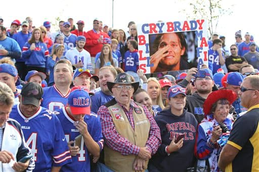 Los Buffalo Bills no pudieron contender a la poderosa ofensiva de los New England Patriots y perdieron en casa 40-32. Checa las mejores imágenes de este duelo.