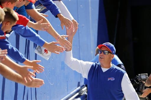 Los Buffalo Bills no pudieron contender a la poderosa ofensiva de los New England Patriots y perdieron en casa 40-32. Checa las mejores imágenes de este duelo.