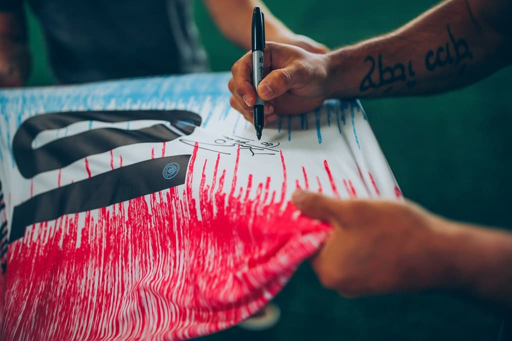 A la ganadora se le entregó un kit firmado y una réplica del jersey