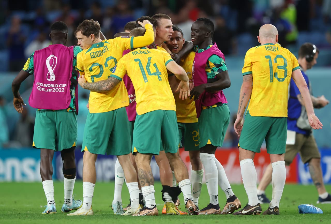 La Selección de Australia venció por la mínima a su similar de Dinamarca para eliminarlos de la Copa del Mundo y acceder al boleto de los octavos de final por segunda vez en su historia.Australia no había llegado a la siguiente fase desde 2006 y a pesar del dominio de los daneses, la defensa de los Socceroos los llevó a conseguir el boleto a los octavos de final de Qatar 2022.