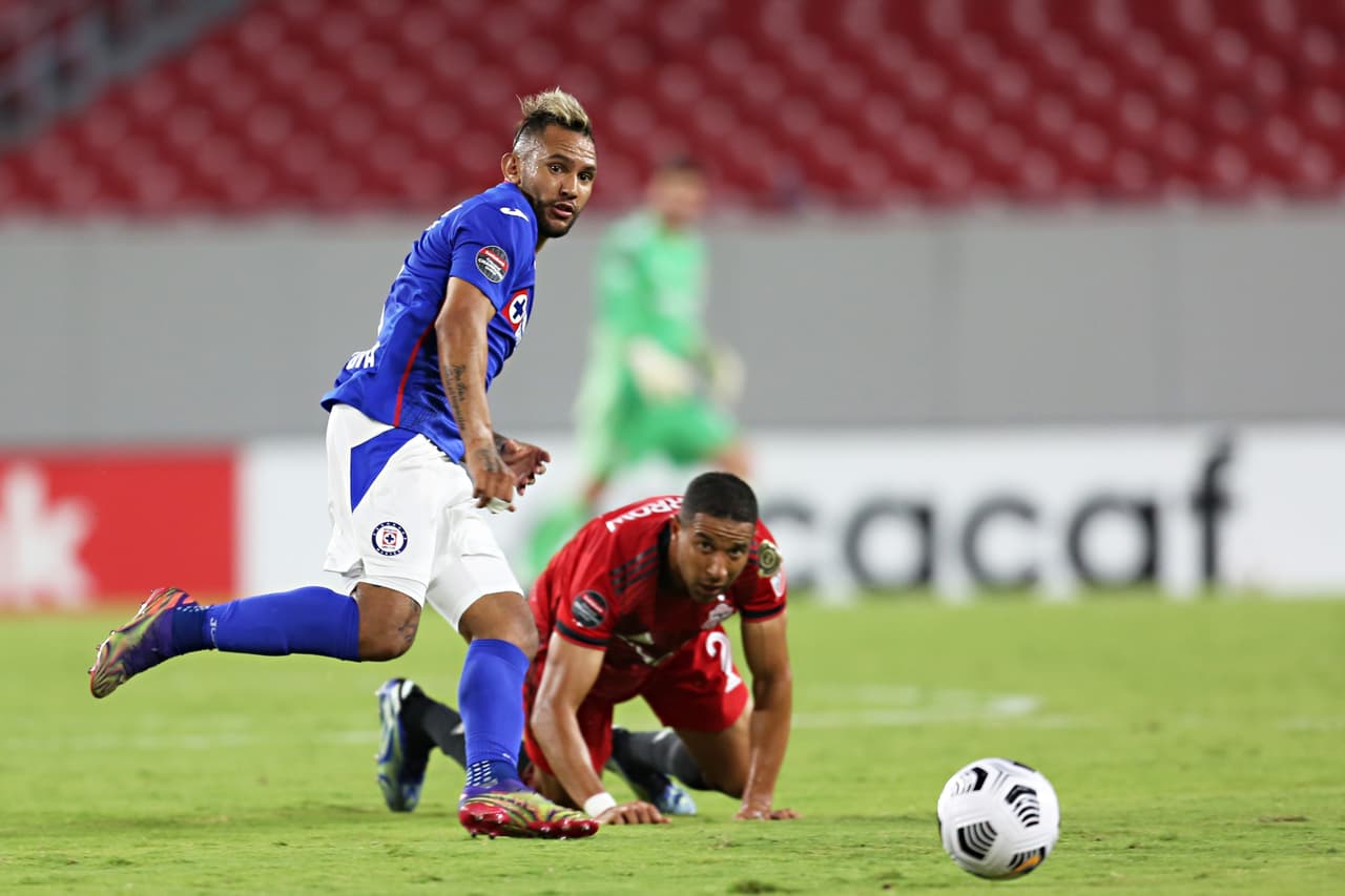 Con el paso de los minutos, Cruz Azul explotó los huecos en el parado del Toronto, que en sus desesperación por empatar perdió el orden en la media cancha.
