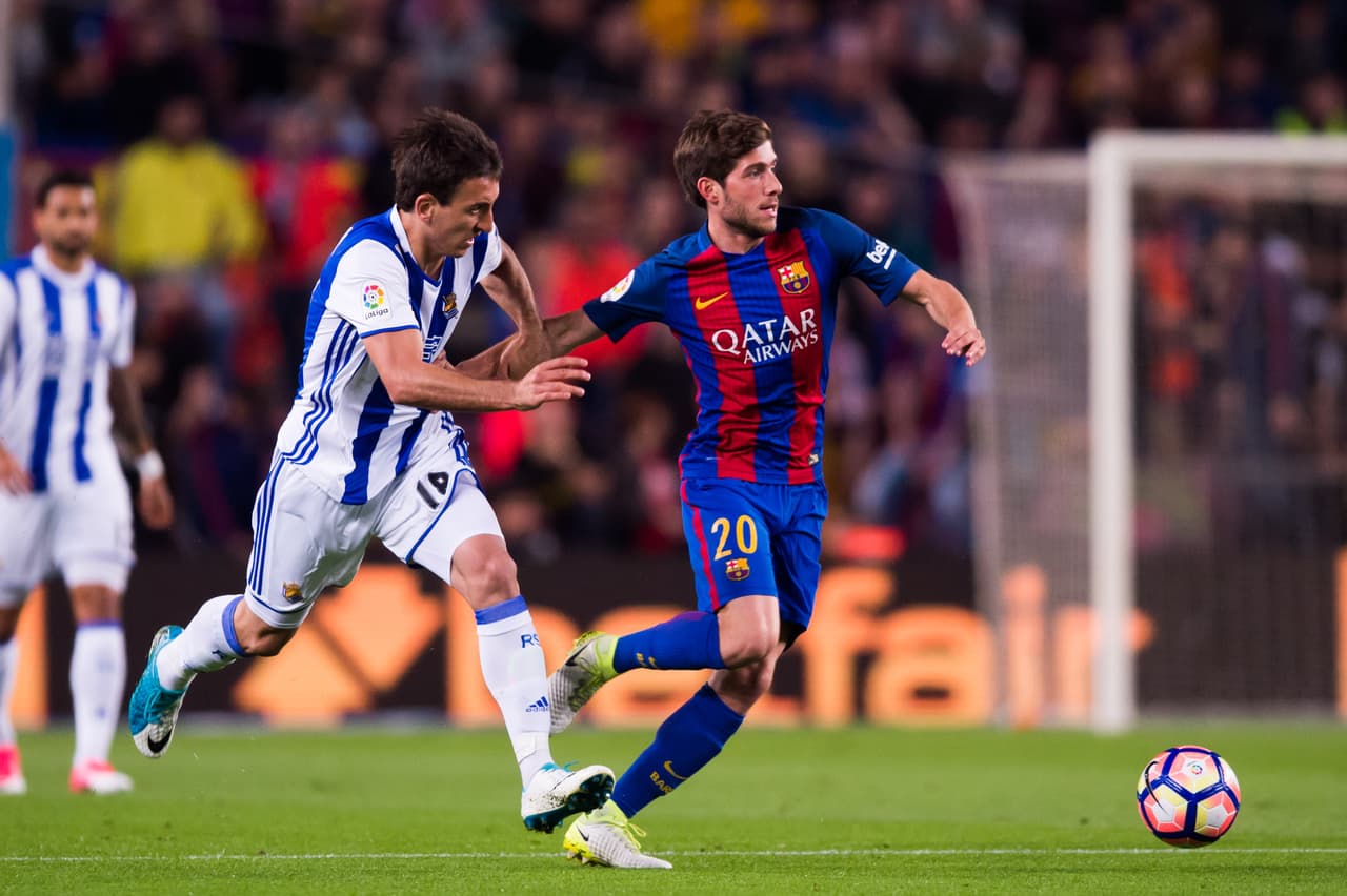 Otro compañero de Vela en San Sebastián que comenzó a hacerse del puesto de extremo, pero por izquierda, fue el joven Oyarzábal. Aquí, persiguiendo en el ida-vuelta, al lateral catalán Jordi Alba.