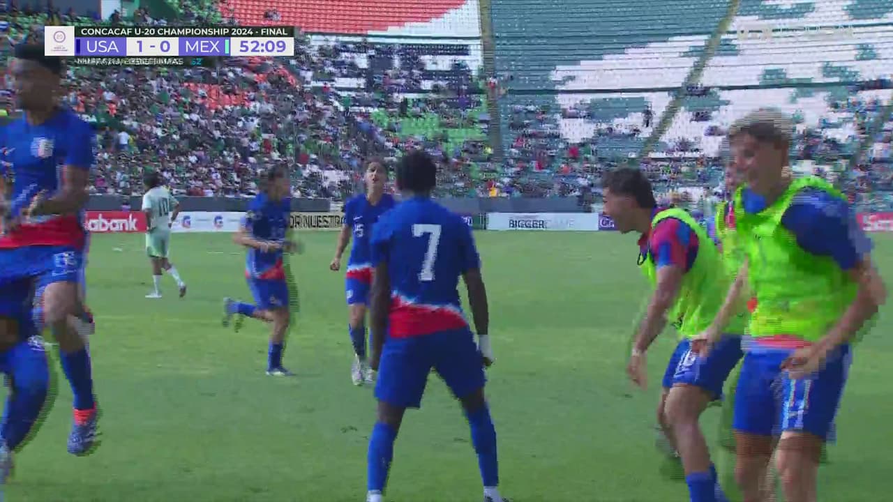 ¡Con todo y voltereta de gimnasta de Berchimas! Por golazo para el 1-0 de USA
