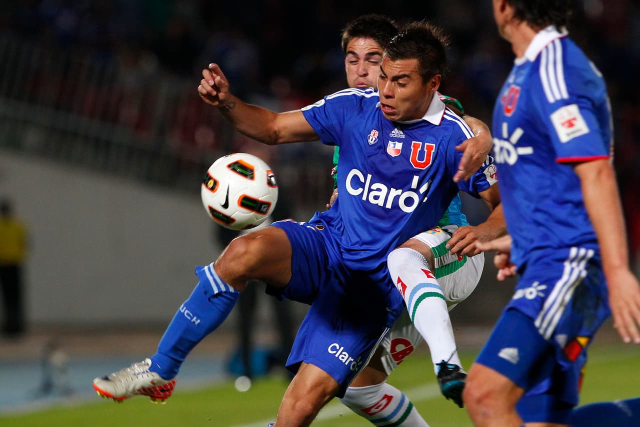 Su camino comenzó en 2006 en Cobreloa y allí estuvo durante 4 años, pero su paso a la Universidad de Chile le abrió los éxitos en su país.