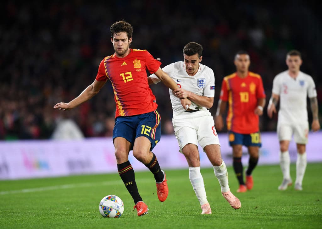 Marcos Alonso fue el otro a quien Fabregas le envió el reto, pero el compañero del español en Chelsea tampoco ha respondido aún en medio de sus compromisos de selección.