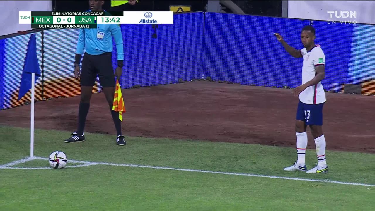 ¡TIRO ATAJADO! disparo por César Montes.