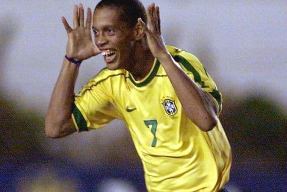 A nivel selección Ronaldinho debutaría con el equipo mayor el 26 de junio de 1999 en un partido amistoso en el que Brasil goleó 3-0 a Letonia.