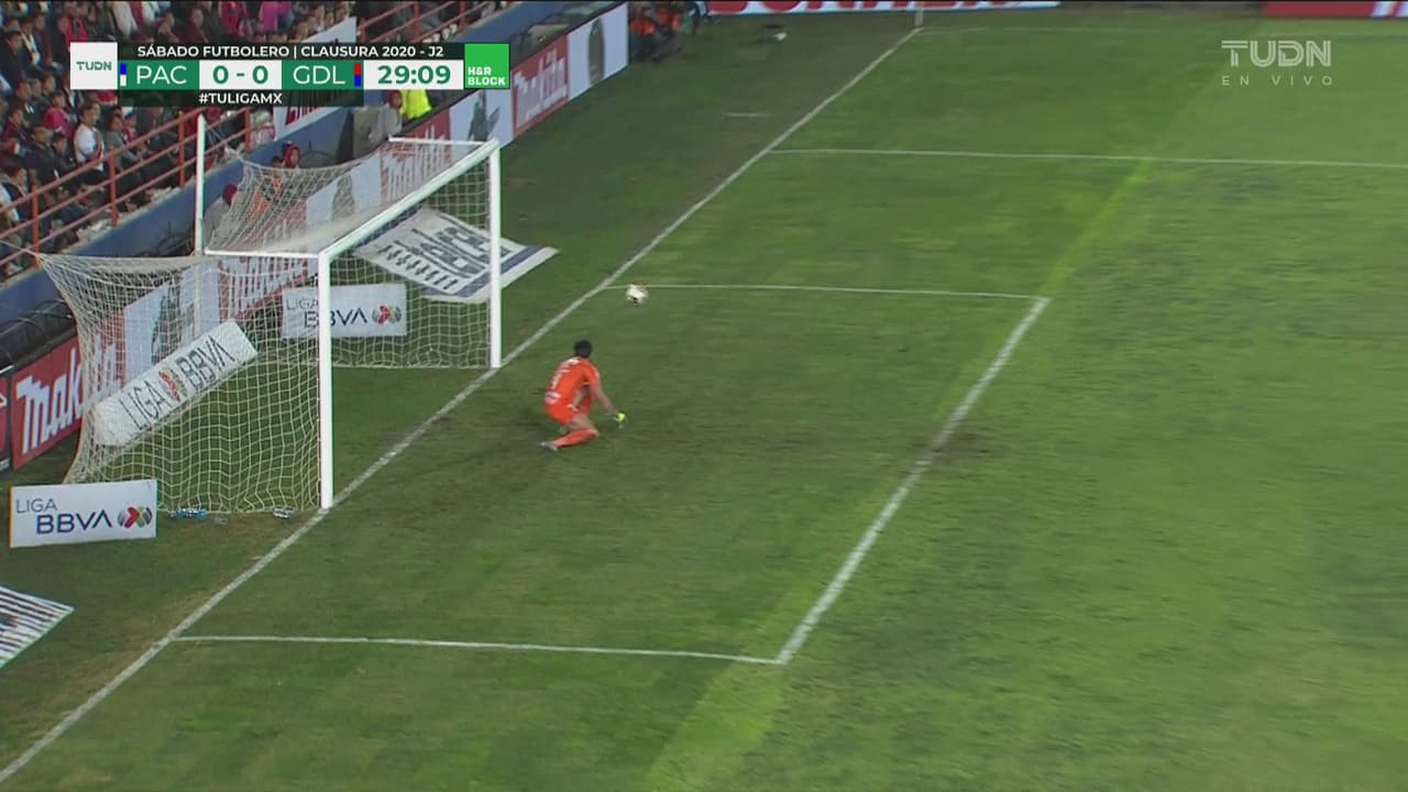 Luis Chávez da el primer aviso de peligro en la portería de Chivas