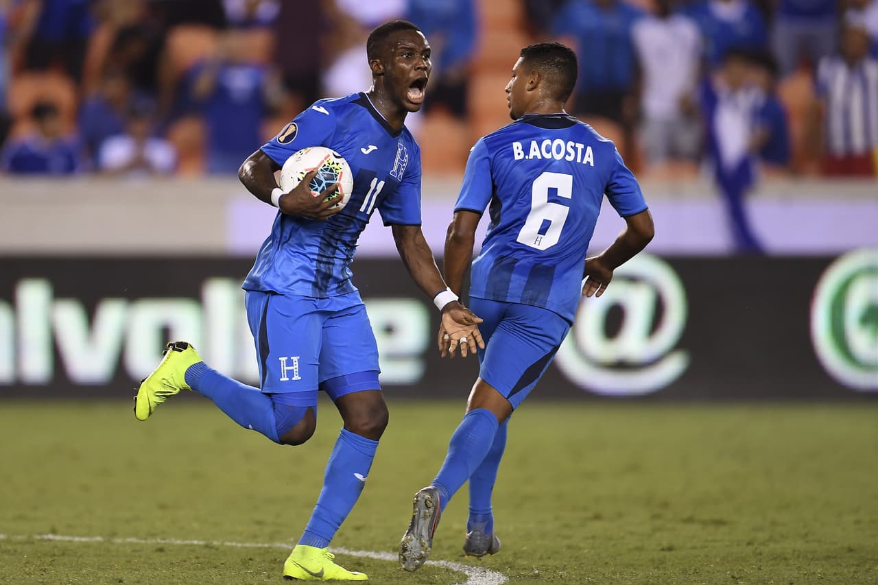 Recién comenzando la segunda mitad, se empató el partido y el júbilo en la tribuna; sin embargo, sería invalidada.