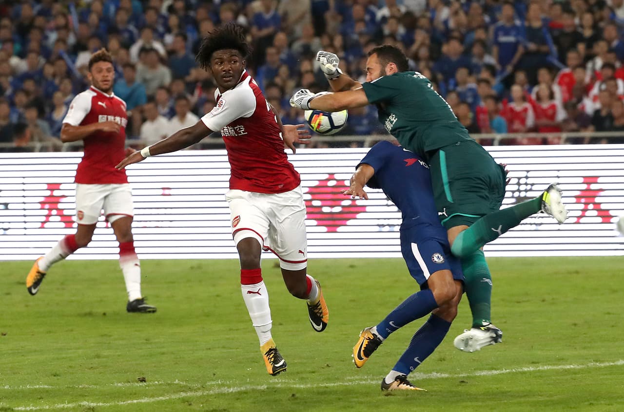 En una pelota dividida, el arquero se abalanzó sobre el balón y en ese encuentro se presentó el choque.