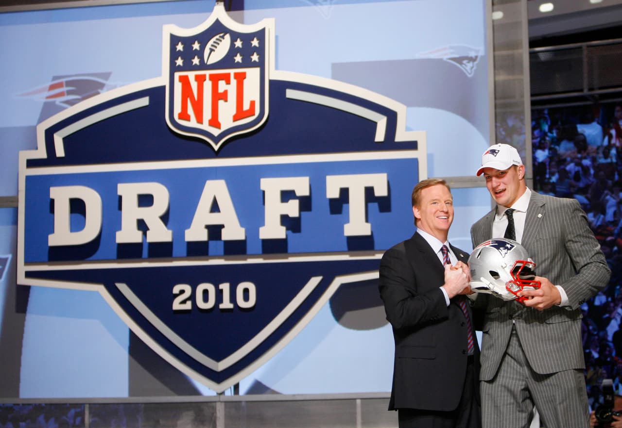 En el 2010 fue la elección número 42 en la segunda ronda del Draft por parte de los New England Patriots, comenzando ese año su exitosa carrera.