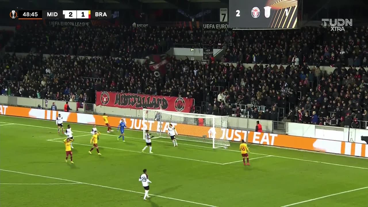¡CERCA! Galeno disparó que se estrella en el poste.