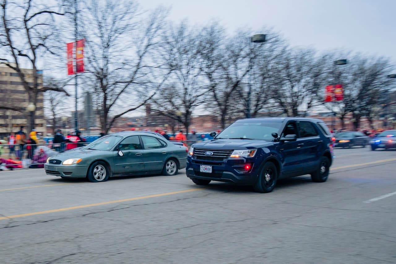 Instantes antes del desfile en Kansas City, Missouri, donde la gente ya espera a los Chiefs, se presentó una persecución que tuvo éxito.