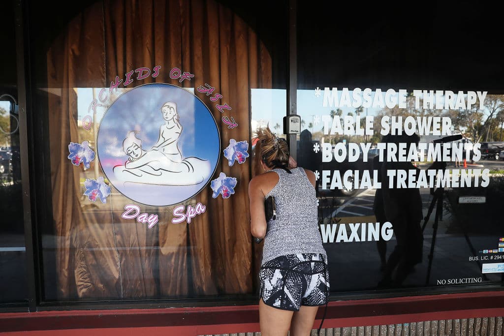 Los espontáneos trataron de mirar hacia el interior del inmueble en busca de detalles.