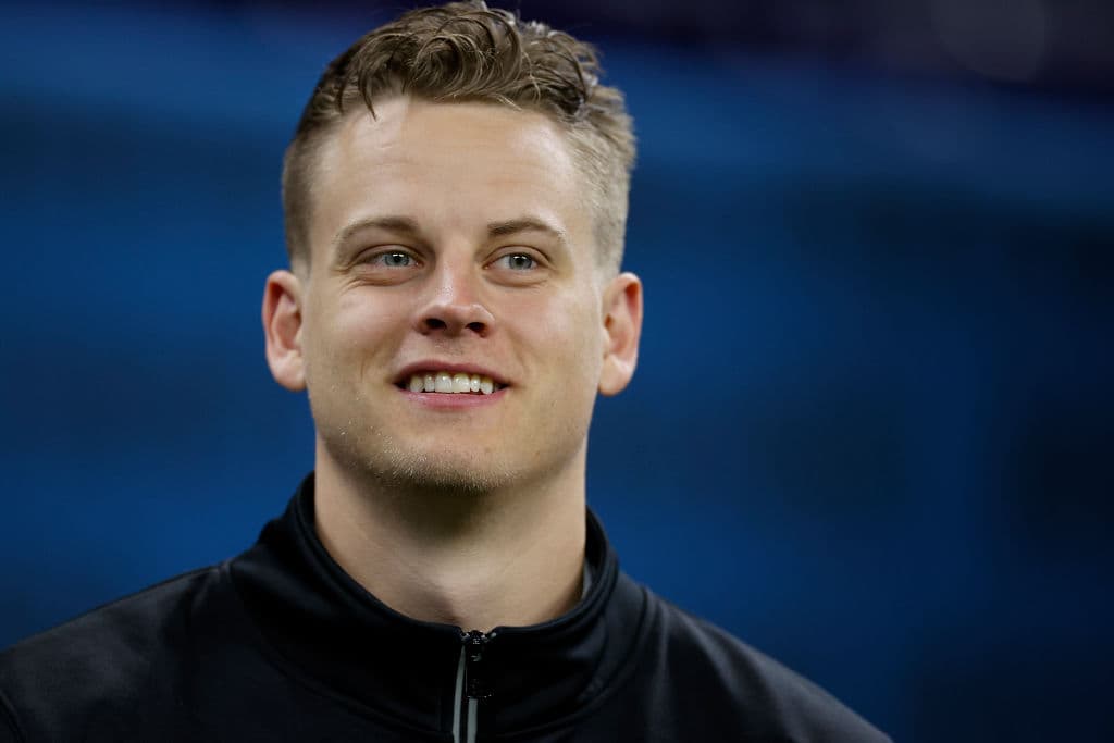 <b>Joe Burrow</b>
<br>En el Super Bowl LVI, el jugador de los Bengals de Cincinnati se convirtió en uno de los favoritos rápidamente (la mención de su nombre se disparó en redes sociales). Tiene 25 años y es quarterback.