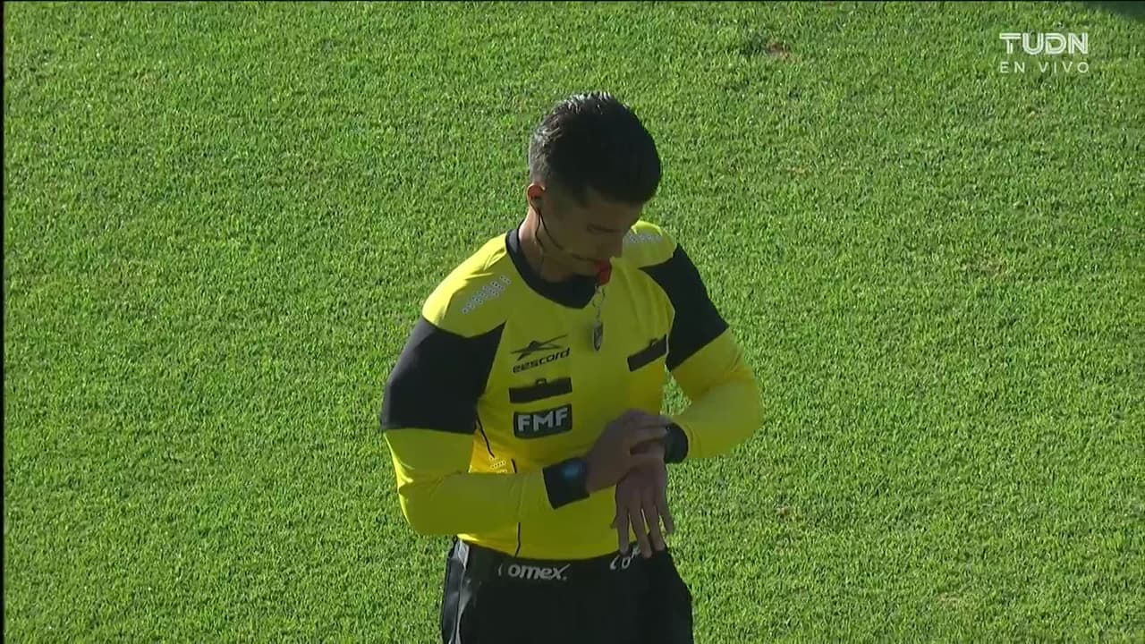 Arranca el partido y la pelota está en juego.