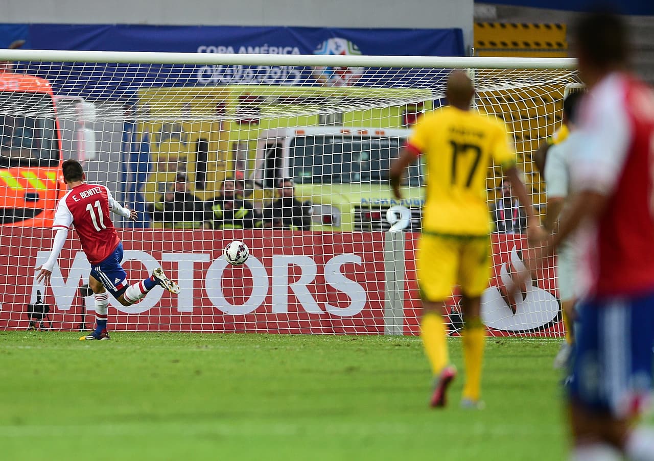 El arquero despejó un balón con la cabeza, pero el balón rebotó en la rodilla de Édgar Benítez y se coló a las redes.