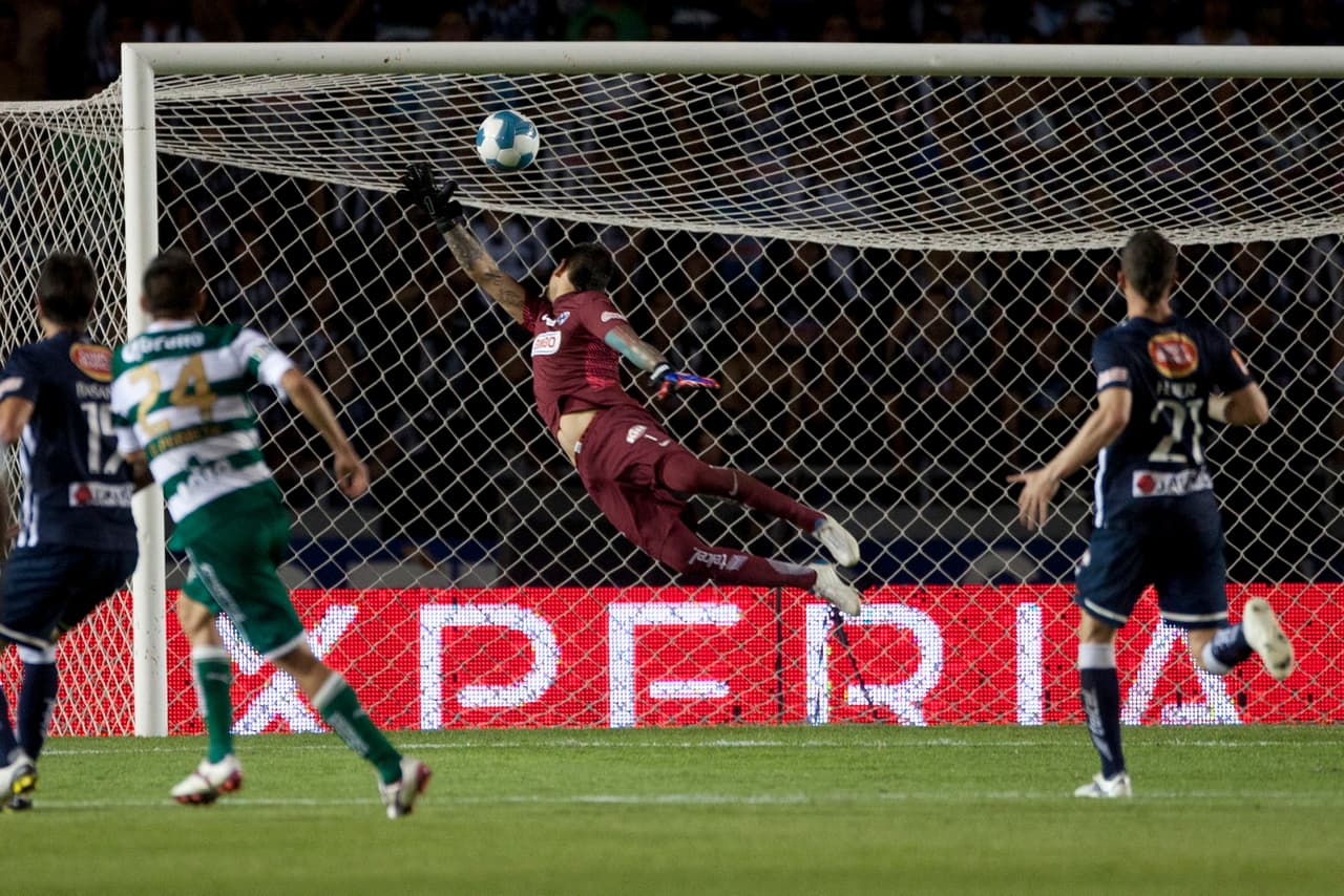 <b>Clausura 2012: cuarto título</b>
<br>- Santos llegó a este certamen como un equipo con tres títulos en su corta historia y todos ellos obtenidos en la era de los torneos cortos.
<br>- Sin embargo, previo a este torneo, los laguneros estarían disputando su cuarta Final en las últimas cinco campañas, pero las tres anteriores las habían perdido. 
<br>- Los Guerreros se midieron ante Monterrey, en su tercera disputa por el título ante equipos de la región y segunda ante los Rayados.
<br>- Santos fue superlíder general con 36 unidades, parecían imparables.
<br>- Llegaron a la Final y, en el primer capítulo, el partido finalizó empatado 1-1 con goles de Humberto Suazo (93’) y Oribe Peralta (69’).