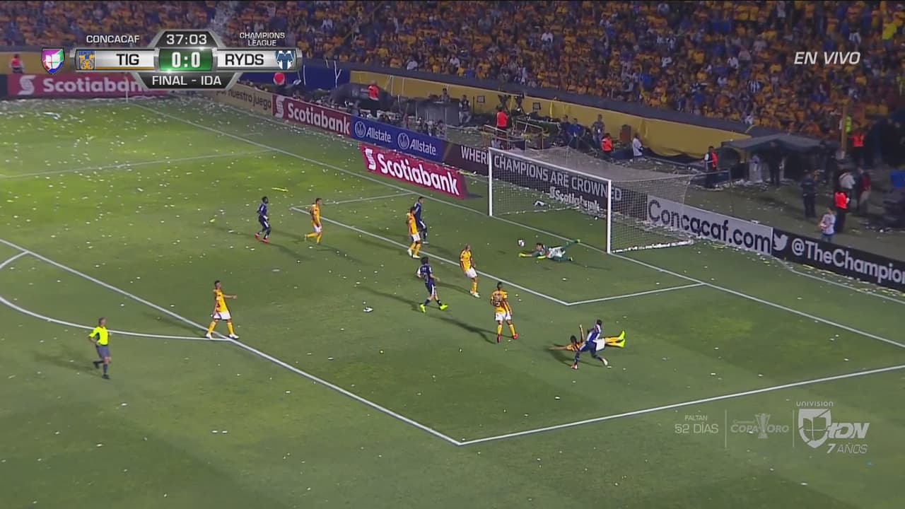 Dorlan Pabón sacó potente remate que atajó a una mano Nahuel Guzmán