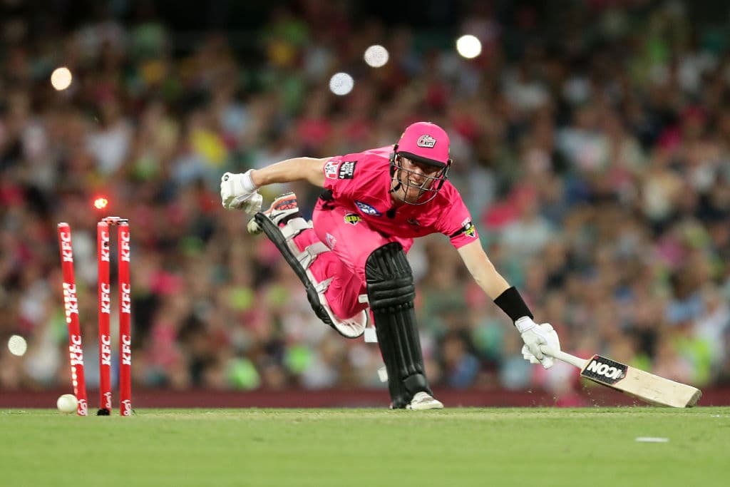 Jordan Silk de los Sixers de Australia corre para golpear la pelota en en un juego de cricket de la Big Bash League.