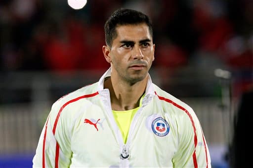 Johnny Herrera. Posición: Portero. Edad: 35 años. Equipo: Universidad de Chile. Veces seleccionado: 14 participaciones: Descripción: Con mucha experiencia como arquero. Detiene en uno de los clubes más importantes de su país. Sabe manejar la presión.