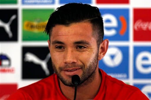 Eugenio Mena. Posición: Lateral izquierdo. Edad 27 años. Equipo: Sao Paulo. Veces seleccionado: 44 participaciones. Descripción: defiende bien por su banda, se agrega al ataque y tiene buen toque de balón.