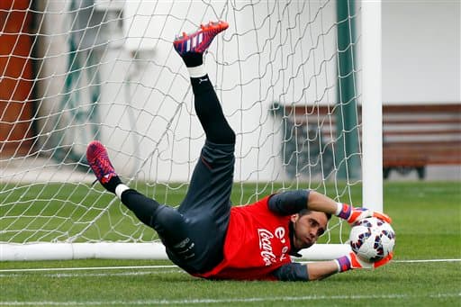 Claudio Bravo. Posición: Portero. Edad: 33 años. Equipo: Barcelona. Veces seleccionado: 100 participaciones. Descripción: Es un guardameta seguro, bien parado bajo la portería. Tiene buena salida por aire.