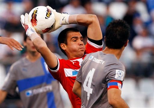 Christopher Toselli. Posición: Portero. Edad 27 años. Equipo: Universidad Católica. Veces seleccionado. 4 participaciones. Descripción: Guardameta sólido y con buenos reflejos. Buen suplente de Bravo.