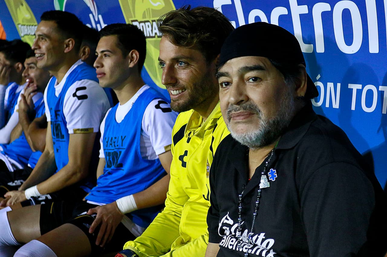 Diego Maradona lucía relajado previo al silbatazo inicial del encuentro.
